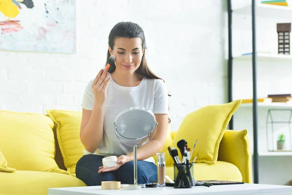 Retrato Mujer Sonriente Aplicando Polvo Facial Mientras Hace Maquillaje Casa — Foto de stock gratis