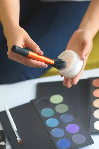 Foto Recortada Mujer Sosteniendo Polvo Facial Cepillo Maquillaje Las Manos —  Fotos de Stock