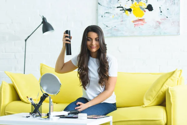Lächelnde Frau Trägt Haarspray Auf Die Frisur Reparieren Während Sie — Stockfoto