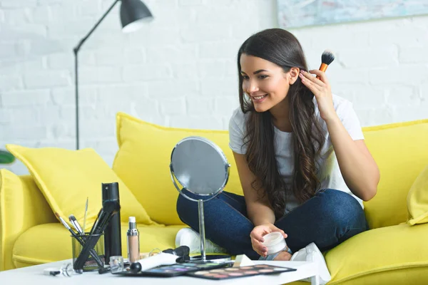 Sonriente Hermosa Mujer Con Pelo Largo Mirando Espejo Mientras Aplica — Foto de stock gratis