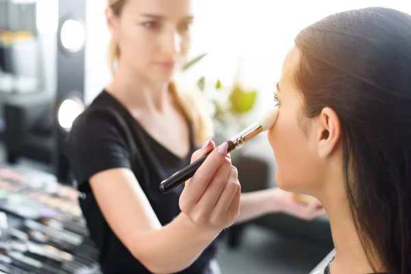 化妆师对女性化妆的选择性聚焦 — 图库照片