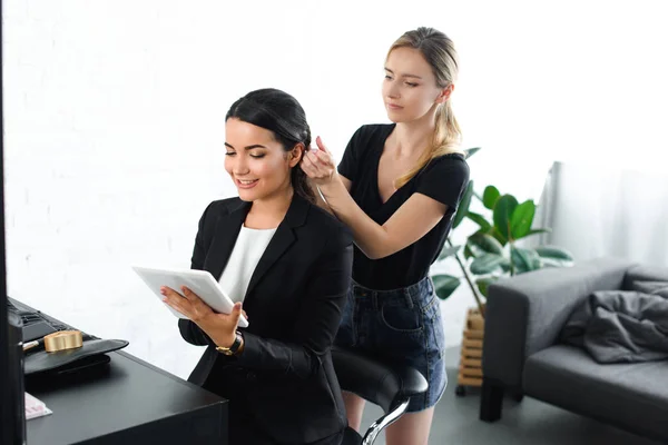 Friseur Macht Frisur Während Lächelnde Geschäftsfrau Anzug Mit Digitalem Tablet — Stockfoto