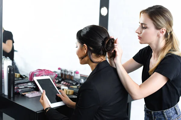 Estilista Haciendo Peinado Mientras Mujer Negocios Traje Usando Tableta Digital — Foto de Stock