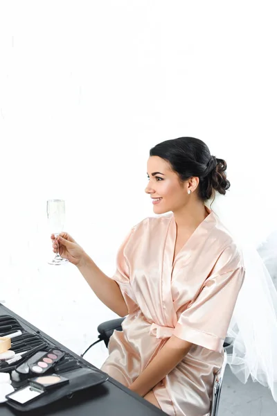 Sidebillede Smilende Brud Silke Badekåbe Slør Med Glas Champagne Sidder – Gratis stock-foto