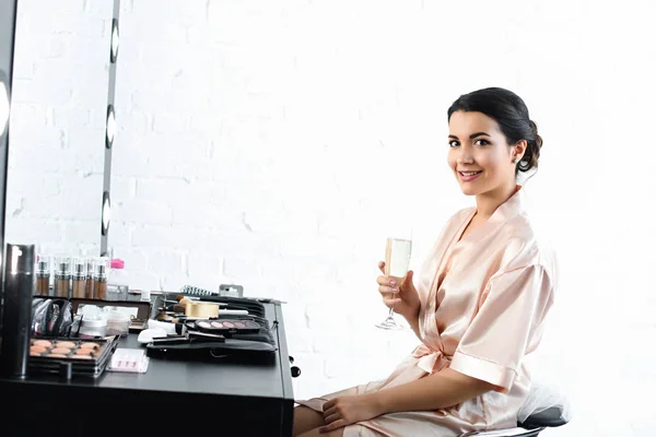 Sidebillede Smilende Brud Silke Badekåbe Slør Med Glas Champagne Sidder - Stock-foto