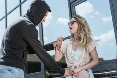 agresif erkek suç soyguncu Smartphone korkmuş diye bağıran kızın çantasından hırsızlık