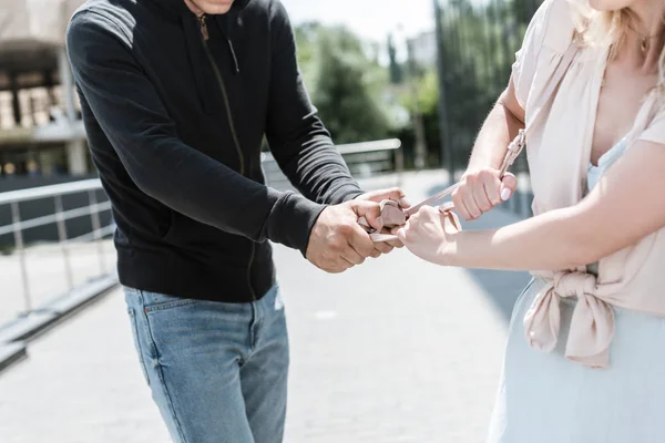 Beskuren Bild Aggressiva Rånare Som Stjäl Kvinnans Väska Gatan — Stockfoto