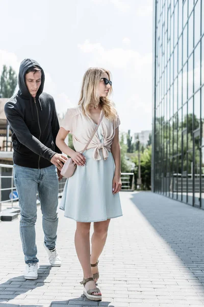 Veszélyes Ember Pickpocketing Womans Táska Utcában — Stock Fotó