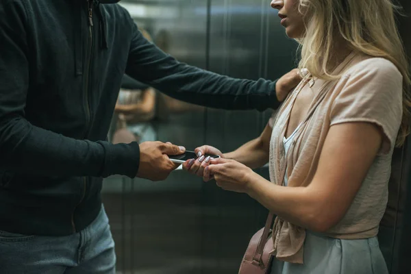 Vista Recortada Del Ladrón Atacando Mujer Robar Teléfono Inteligente Ascensor — Foto de Stock