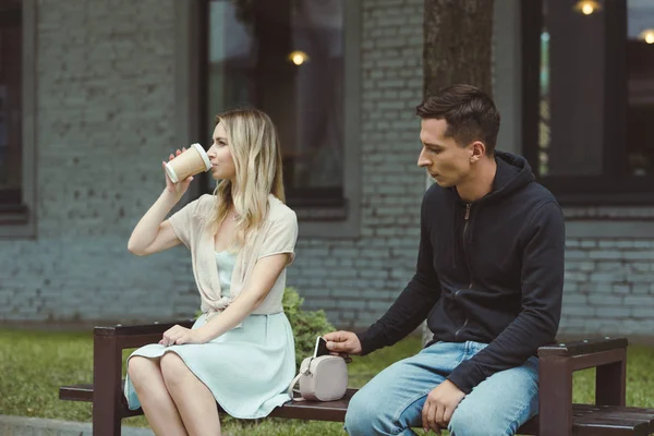 Man Zakkenrollen Smartphone Uit Tas Van Vrouw Koffie Drinken Gaan — Stockfoto