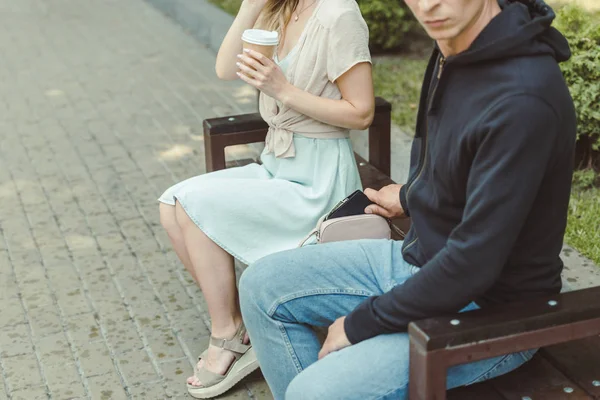 Vista Ritagliata Uomo Borseggiando Portafoglio Donna Borsa Panchina Nel Parco — Foto Stock