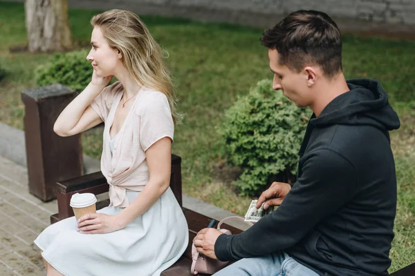 Smartphone Üzerinde Konuşmak Uzağa Park Arıyorum Kahve Kadınla Süre Çantasından — Stok fotoğraf