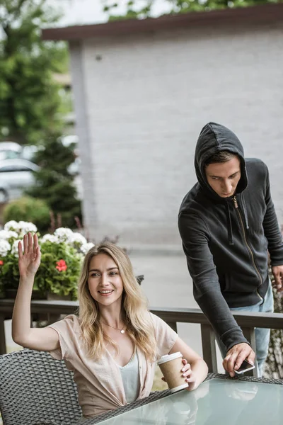 Rån Stjäla Kvinnans Smartphone Från Tabell Restaurangterrassen — Stockfoto