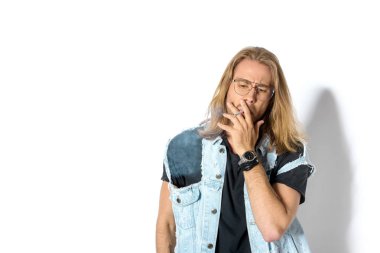 sigara ot beyaz şık gözlük yakışıklı genç adam