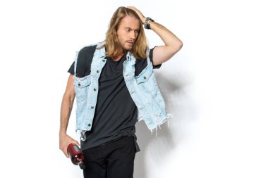 denim yelek ROM beyaz şişe ile çekici genç adam