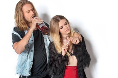 ile beyaz kötü alışkanlıklarına şık genç çift