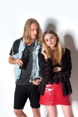 Genç çift beyaz kötü alışkanlıklar ile bağımlısı