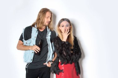 Genç çift beyaz kötü alışkanlıklar ile bağımlısı