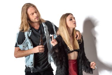 delikanlı kız o sigara ve orta parmak beyaz üzerinde gösterilen süre konuşmak bira şişe