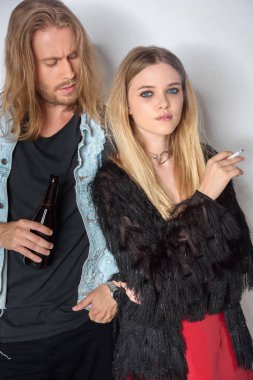 genç şık çift bira ve beyaz üzerinde sigara bağımlısı