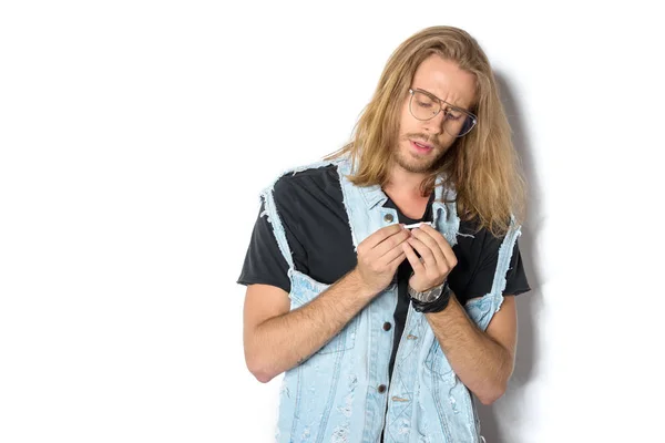 Guapo Joven Haciendo Roll Cigarrillo Blanco — Foto de stock gratis