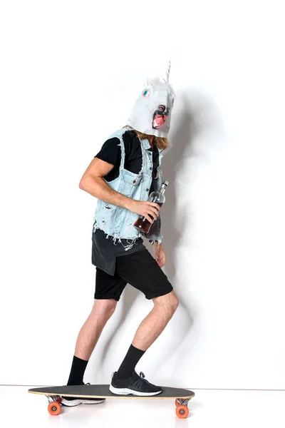 Zijaanzicht Van Mens Unicorn Masker Denim Vest Met Fles Rum — Gratis stockfoto