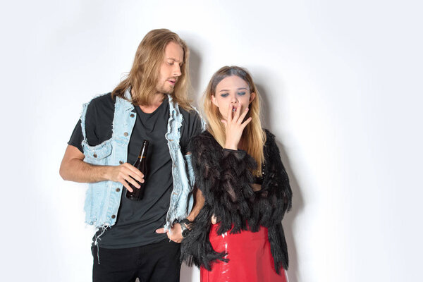 молодая зависимая пара с плохими привычками на белом
