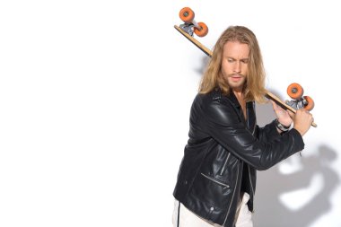 deri ceket longboard üzerinde beyaz ile çekici genç adam