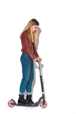 deri ceket binme scooter üzerinde beyaz şık genç kadın