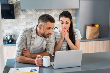 laptop perde mutfak sayaç birlikte bakarak şok evli çift portresi