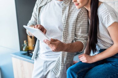çekim evli çift dijital tablet birlikte mutfak, akıllı ev concept kullanarak kırpılmış