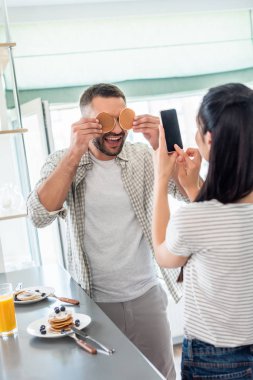 kadın alarak resim sayaç mutfakta kahvaltı ile oynayan koca