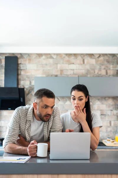 Portrait Shocked Married Couple Looking Laptop Screen Together Counter Kitchen — Stock Photo, Image