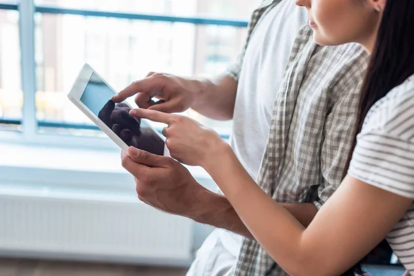 Recortado Disparo Pareja Casada Utilizando Tableta Digital Juntos Casa Concepto —  Fotos de Stock