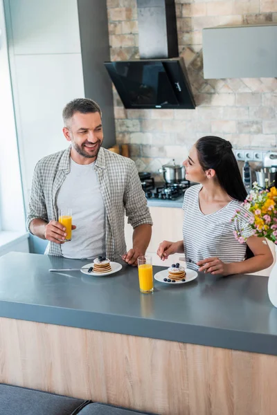 Porträtt Gift Par Har Frukost Tillsammans Köket — Stockfoto