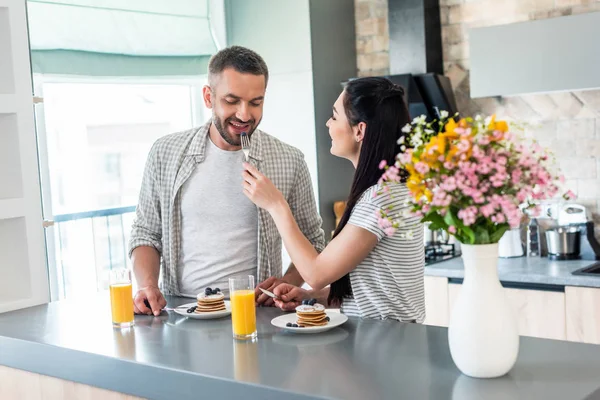 Gift Par Har Frukost Tillsammans Köket — Stockfoto