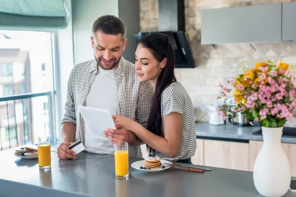 Couple Using Tablet Counter Homemade Pancakes Breakfast Kitchen — Stock Photo, Image