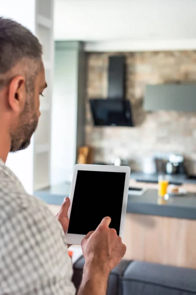 Enfoque Selectivo Del Hombre Utilizando Tableta Con Pantalla Blanco Cocina — Foto de Stock