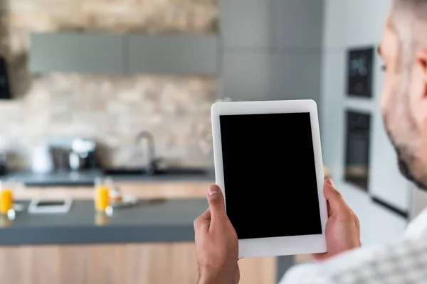 Selektywny Fokus Człowieka Trzymając Tablet Pusty Ekran Ręce Kuchni — Zdjęcie stockowe
