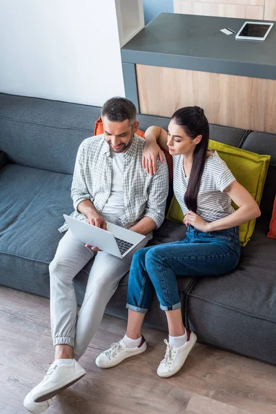 High Angle View Couple Using Laptop Together While Resting Sofa — Free Stock Photo