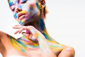 atraktivní dívka s barevnými světlé bodyart dotýkat krku izolované na bílém 