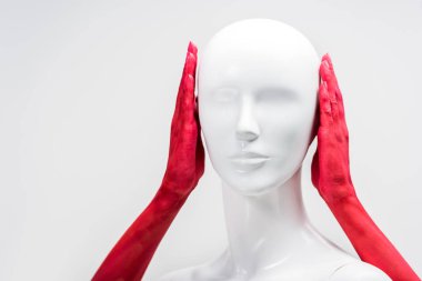 kırmızı boya beyaz izole manken kulakları kapsayan içinde kadın kırpılmış görüntü