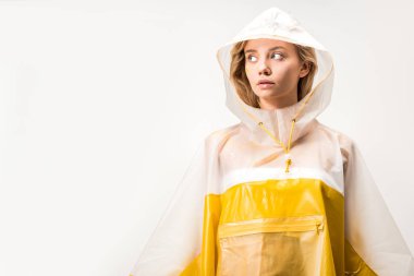 uzak üzerinde beyaz izole sarı ve beyaz yağmurluk bakan güzel kadın