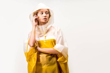 güzel kadın yüzünü dokunaklı ve dış saha üzerinde izole beyaz seyir yağmurluk