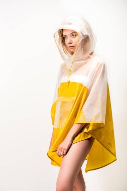 içinde yağmurluk uzak üzerinde beyaz izole seyir güzel kadın