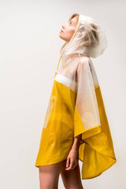 yağmurluk izole üzerinde beyaz arıyorum güzel kadını yan görünüm