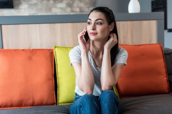 Retrato Mujer Sonriente Sentada Sofá Hablando Teléfono Inteligente Casa — Foto de Stock