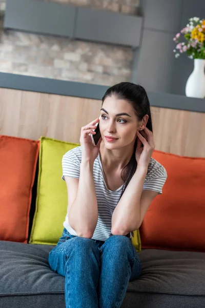 Portrait Smiling Woman Sitting Couch Talking Smartphone Home — Stock Photo, Image