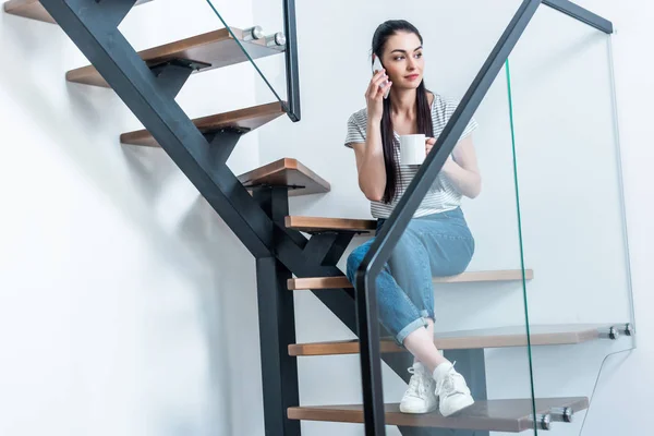 Mujer Con Taza Café Mano Hablando Teléfono Inteligente Mientras Está — Foto de stock gratis