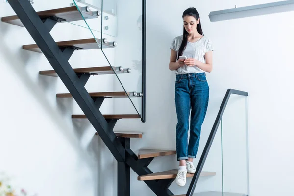 Mulher Usando Smartphone Enquanto Está Nas Escadas Casa — Fotografia de Stock